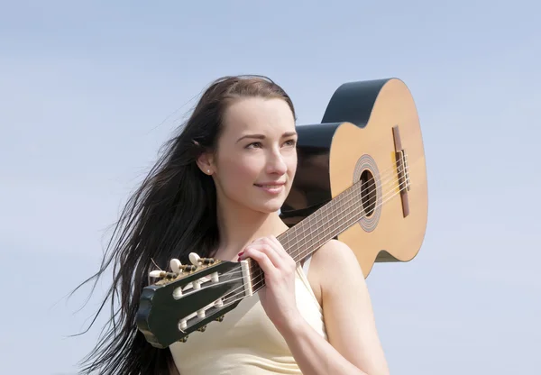 彼女の肩の上のギターを持つ女性 — ストック写真