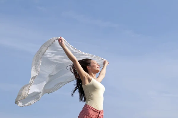 Mulher com cachecol voador — Fotografia de Stock