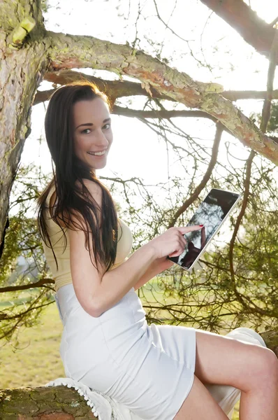 Woman with tablet pc — Stock Photo, Image