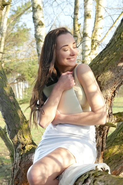 タブレット pc を抱き締める女性 — ストック写真