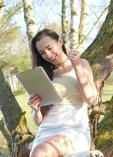 Mulher alegre com tablet pc — Fotografia de Stock