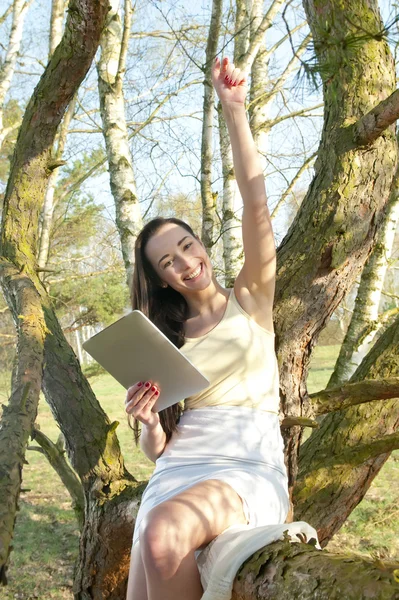 Mulher alegre com tablet pc — Fotografia de Stock