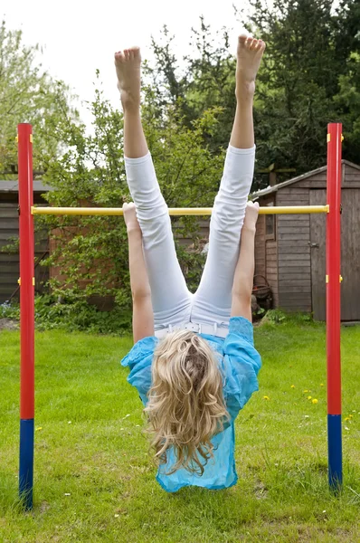 Mulher se exercitando no parque infantil do quintal — Fotografia de Stock