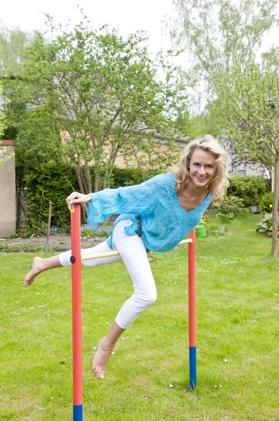 Vrouw op horizontale balk — Stockfoto