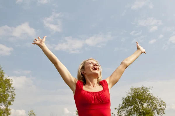 Succesvolle vrouw juichen buiten — Stockfoto