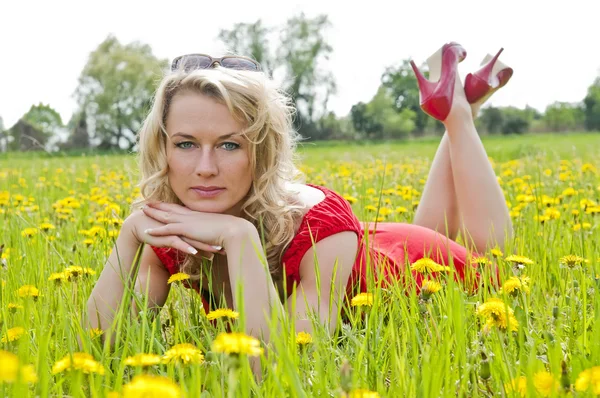 Woman lying in a meadow — Stock Photo, Image