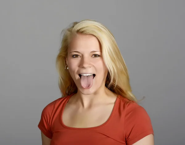 Frau zeigt ihre Zunge — Stockfoto