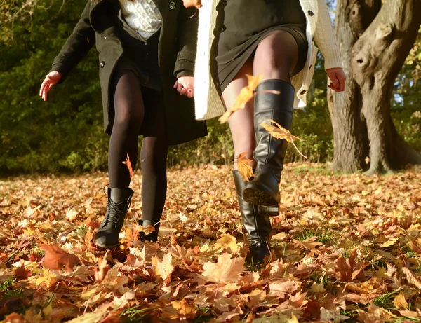 秋の紅葉と女性の足 — ストック写真
