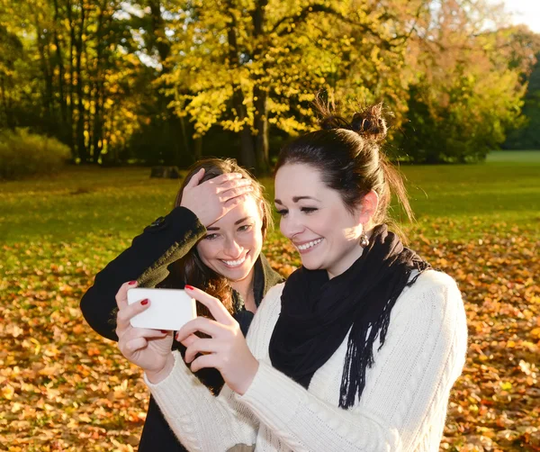 Fröhliche Schwestern mit Smartphone — Stockfoto
