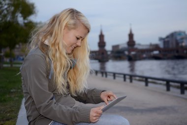 Tablet bilgisayarlı kadın