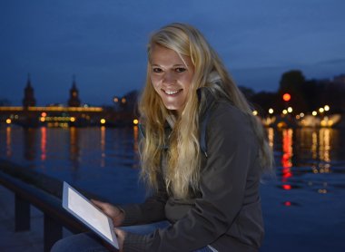 Tablet bilgisayarlı kadın