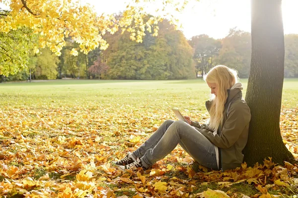 Vrouw met tabletpc — Stockfoto