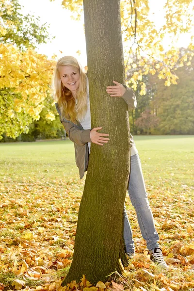 Gelukkig jong vrouw — Stockfoto