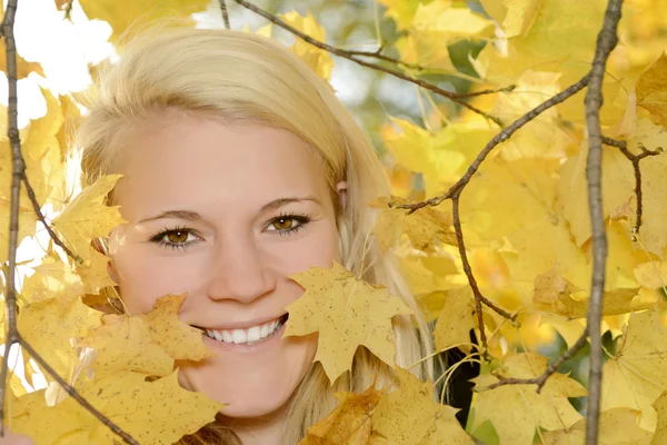 Vrolijke jonge vrouw — Stockfoto