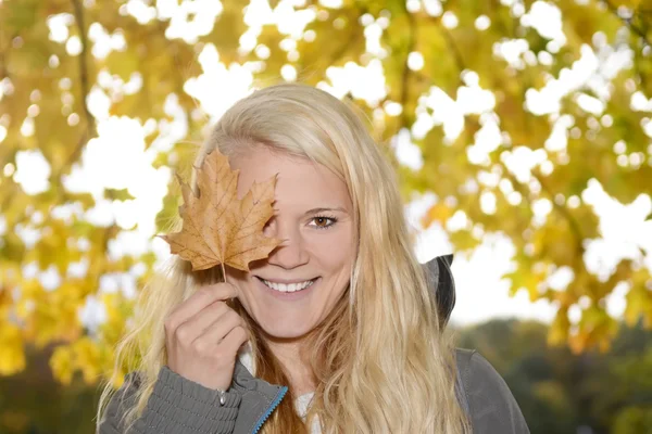 Vrouw met herfst verlof — Stockfoto