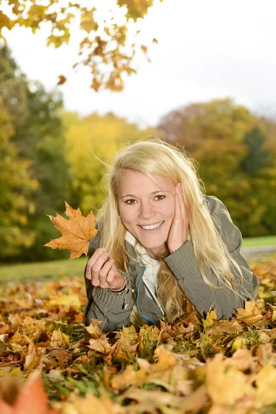 Frau mit Herbsturlaub — Stockfoto