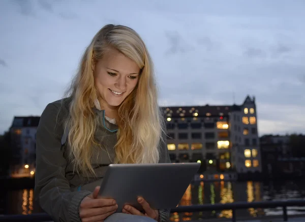 Donna con tablet — Foto Stock