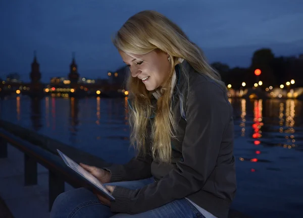 Kobieta z tabletem — Zdjęcie stockowe