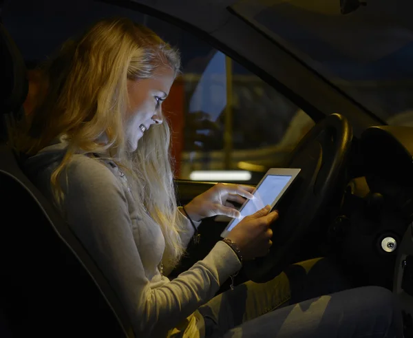 Mujer con tablet PC en el coche — Foto de Stock