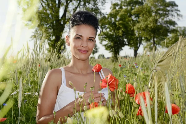 Lachende vrouw met papaver — Stockfoto