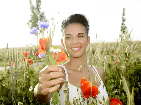 Hübsche Frau mit Blumenstrauß — Stockfoto