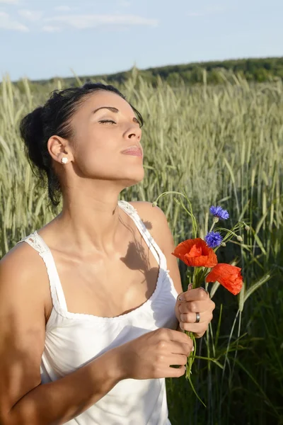 Femme rêveuse avec bouquet — Photo