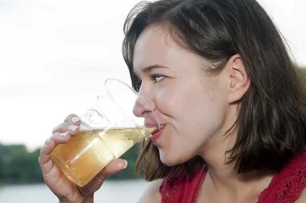 Žena pije pivo — Stock fotografie