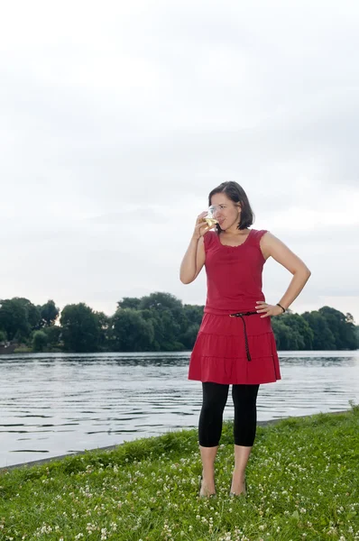 Vrouw met bier — Stockfoto