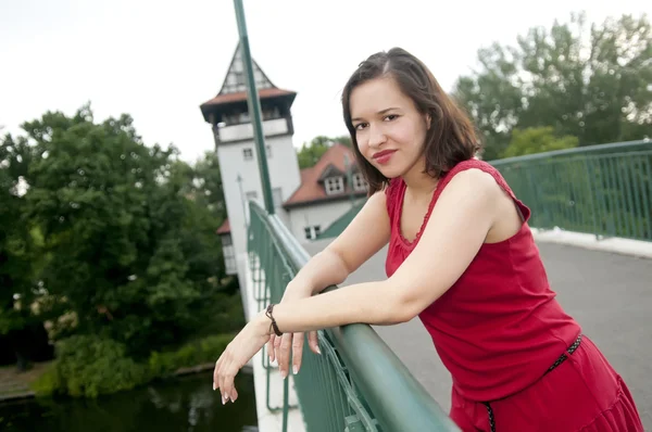 Donna in piedi sul ponte — Foto Stock