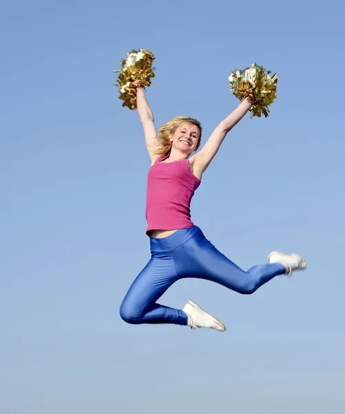 Cheerleaderka jumpimg — Zdjęcie stockowe