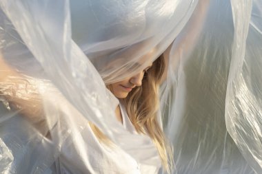 Folyolu güzel genç bir kadın.