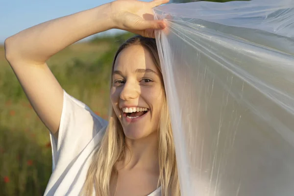 Happy Young Woman Foil Poppy Field — Stockfoto