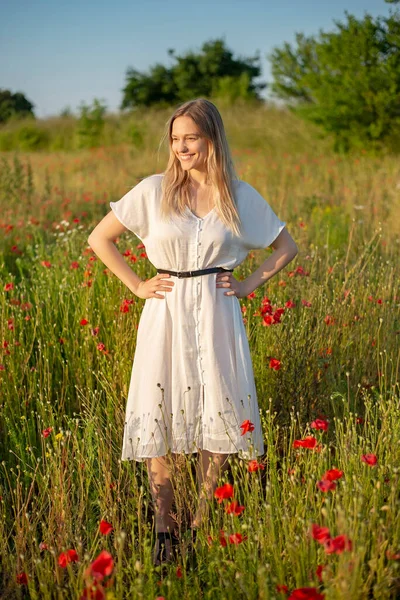 Hezká Mladá Žena Těší Slunce Makové Pole — Stock fotografie