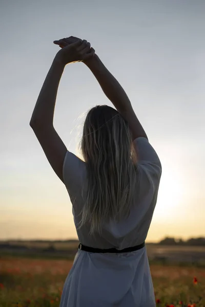 Gelukkig Jong Blond Vrouw Genieten Van Zonsondergang Papaverveld — Stockfoto