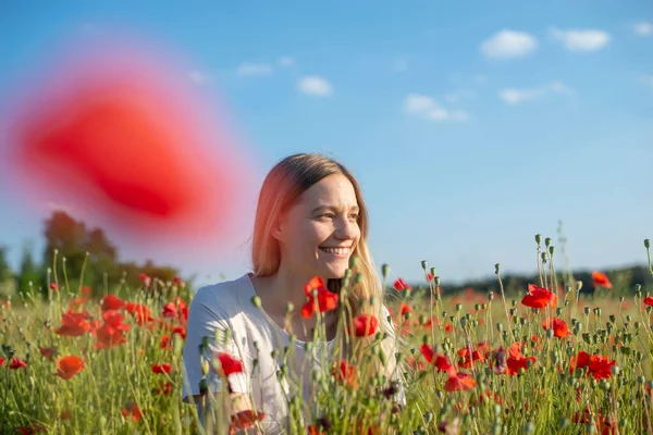 Pretty Young Woman Enjoying Sun Poppy Field — Zdjęcie stockowe