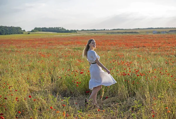 Happy Young Woman Poppy Field — Zdjęcie stockowe