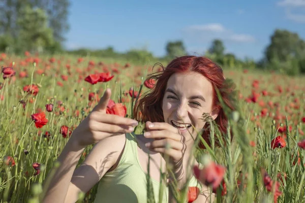 Feliz Joven Con Pelos Rojos Campo Amapola —  Fotos de Stock