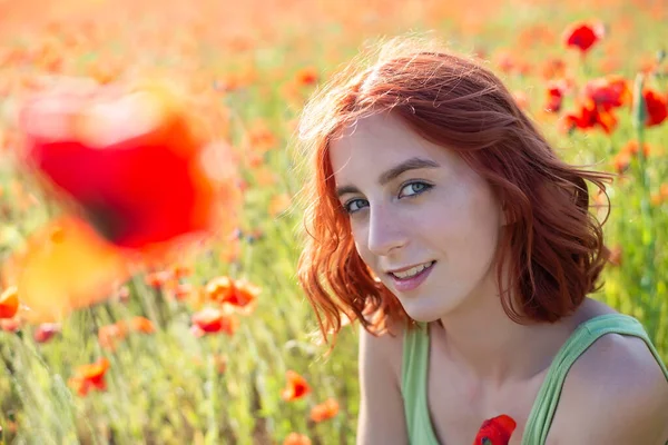 Haşhaş Tarlasında Kızıl Saçlı Mutlu Genç Kız — Stok fotoğraf