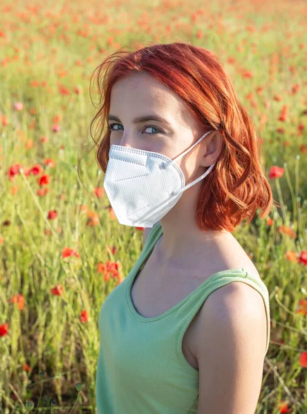 Jong Meisje Met Beschermende Masker Papaverveld — Stockfoto