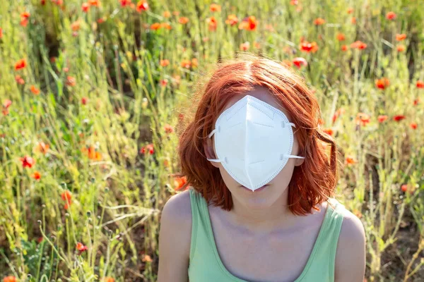 Frustrata Giovane Ragazza Con Maschera Protettiva Davanti Fuori Faccia — Foto Stock