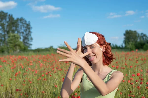 Mädchen Mit Maske Auf Dem Kopf Streckt Die Zunge Heraus — Stockfoto