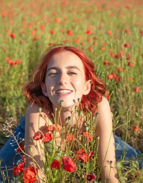 罂粟地里红头发的快乐的小女孩 — 图库照片