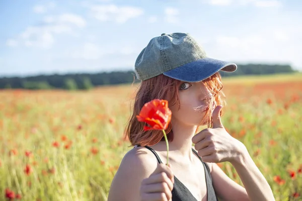 Leende Ung Flicka Med Vallmo Blomma Visar Tummen Upp — Stockfoto