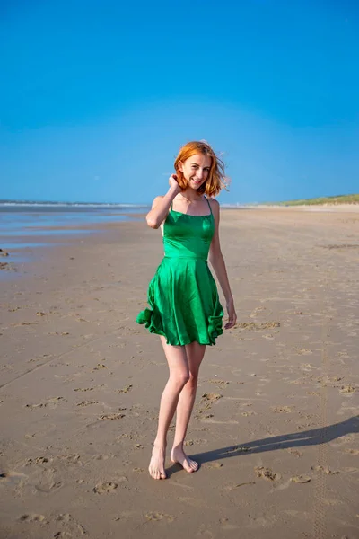 Счастливая Молодая Девушка Зеленом Платье Пляже — стоковое фото