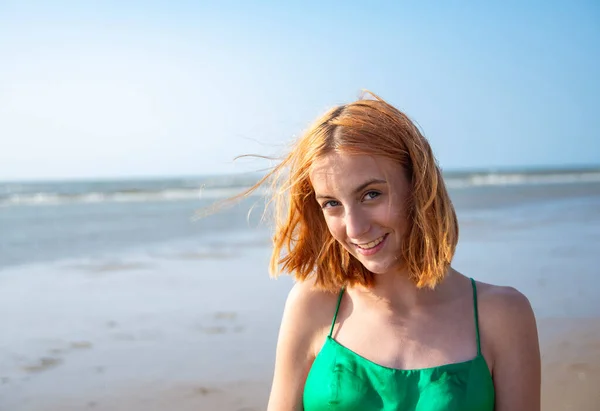 Felice Giovane Ragazza Abito Verde Sulla Spiaggia — Foto Stock