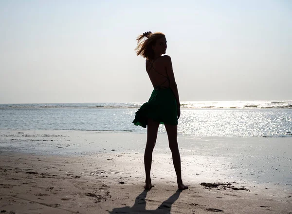 Mladá Dívka Stojící Pláži — Stock fotografie
