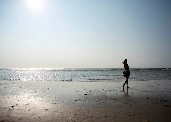 Молодая Девушка Пляже — стоковое фото