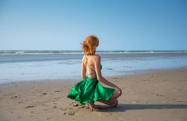 Mladá Dívka Zelených Šatech Pláži — Stock fotografie