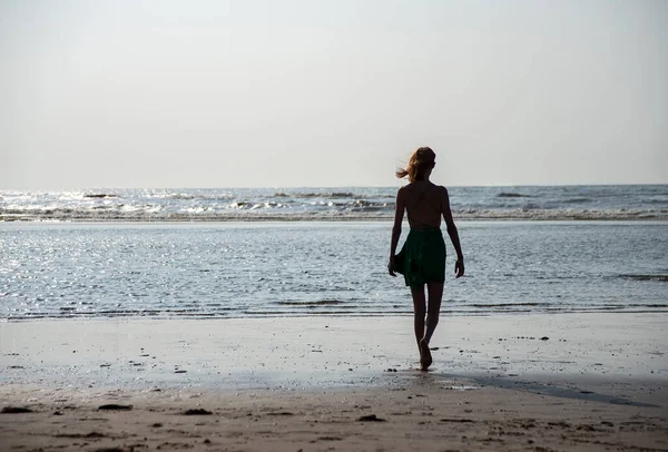 Νεαρό Κορίτσι Στέκεται Στην Παραλία — Φωτογραφία Αρχείου