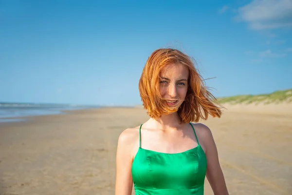 Šťastná Mladá Dívka Zelených Šatech Pláži — Stock fotografie